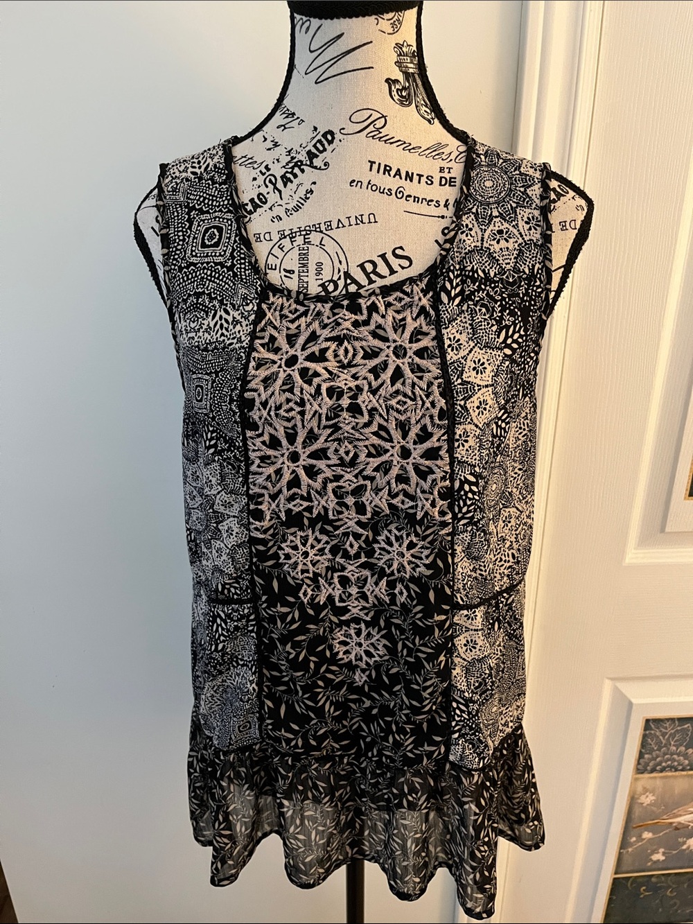 😃Knox Rose Black and White Patterned Sleeveless Camisole